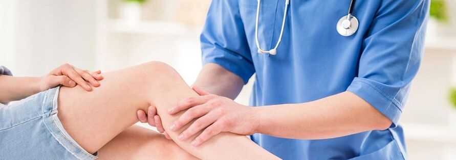 O médico examina a perna